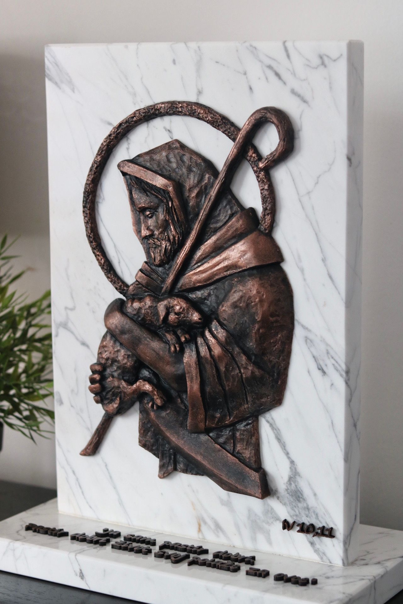 Reljef s kamenim postoljem