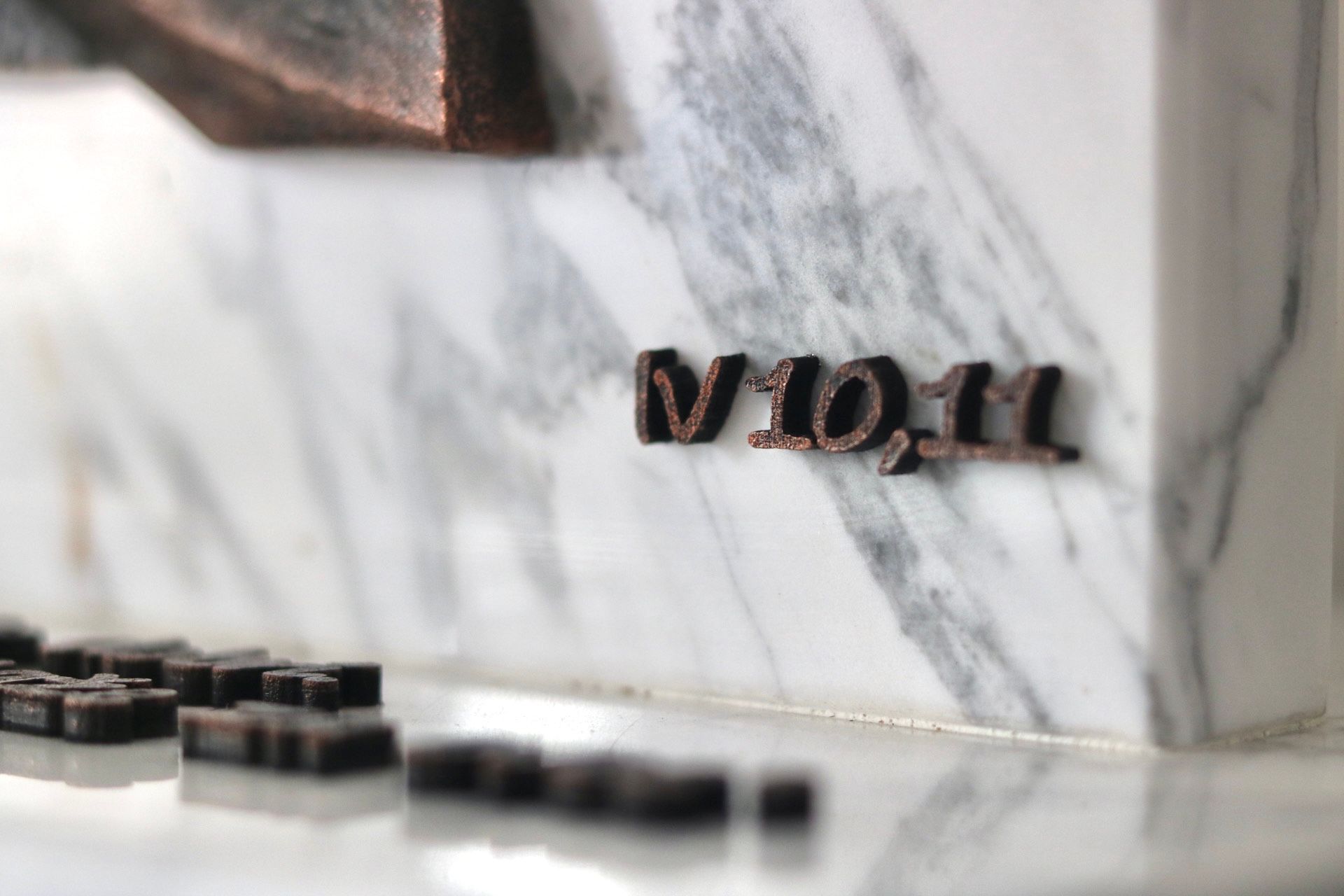 Reljef s kamenim postoljem