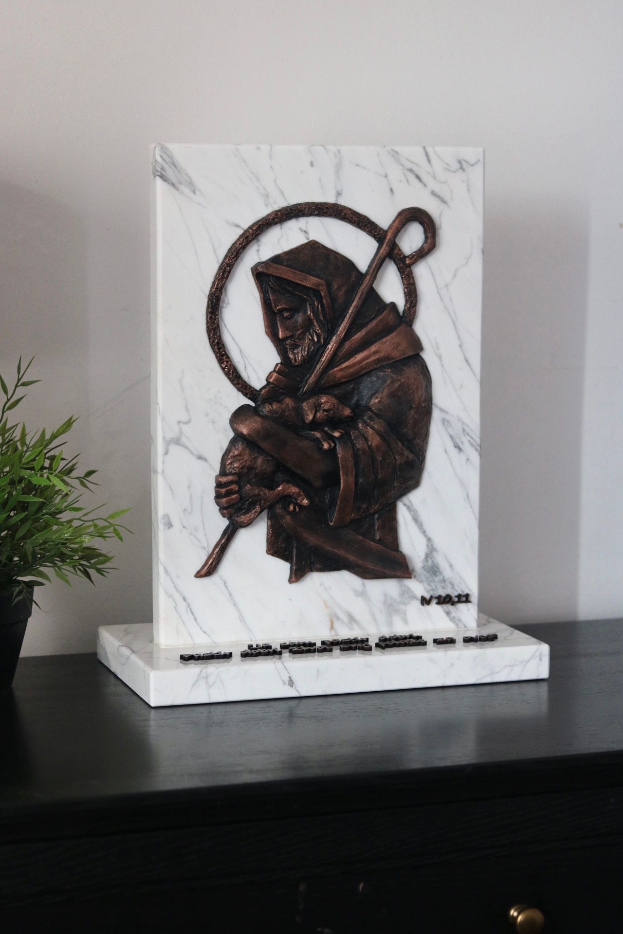 Reljef s kamenim postoljem