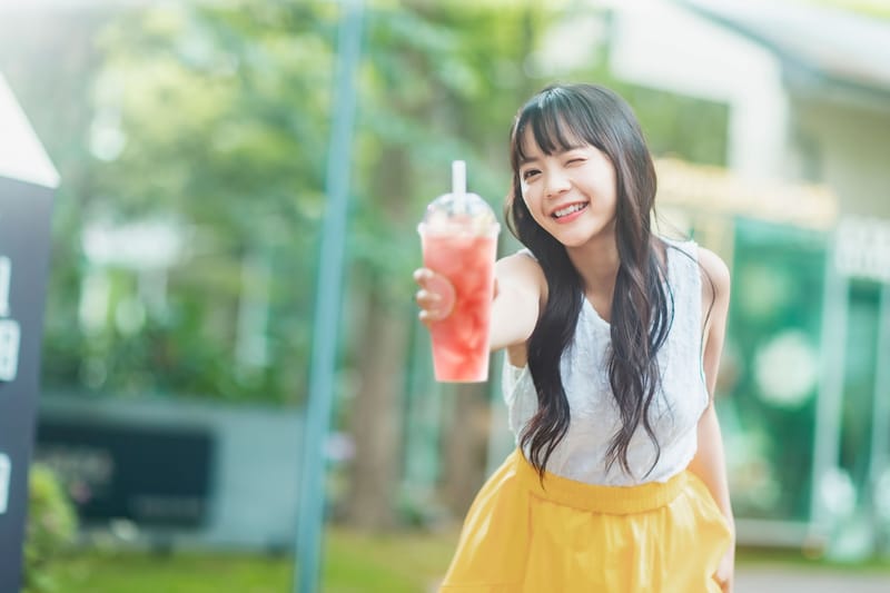 飲品人像情境拍攝