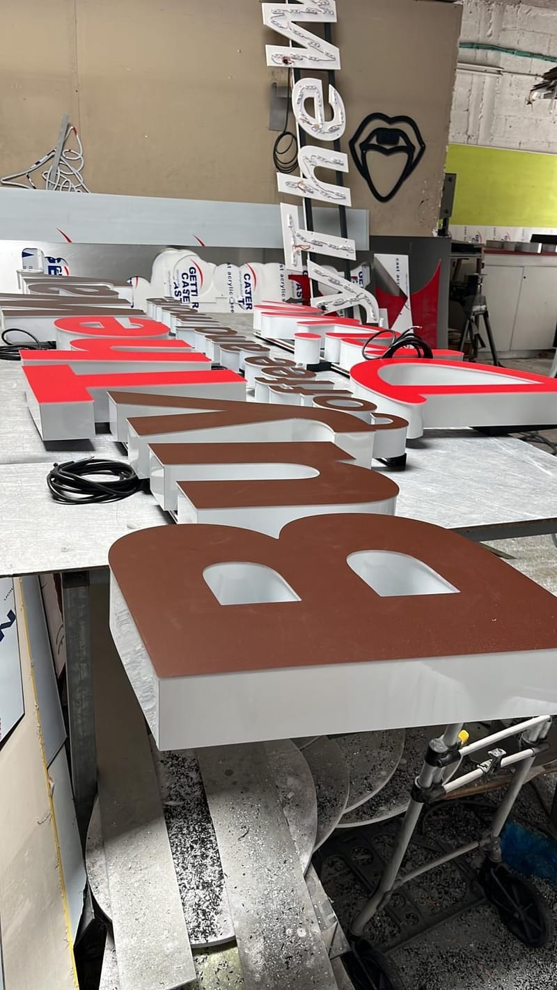 ביצוע אותיות מוארות