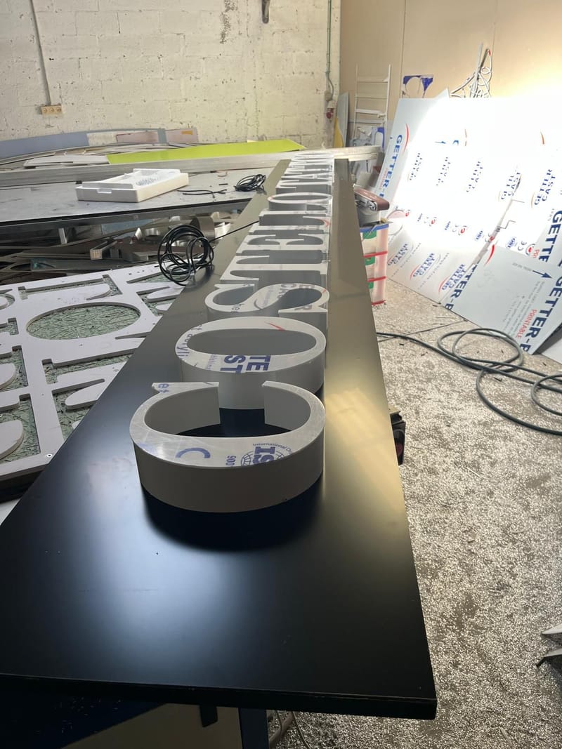 ביצוע אותיות מוארות