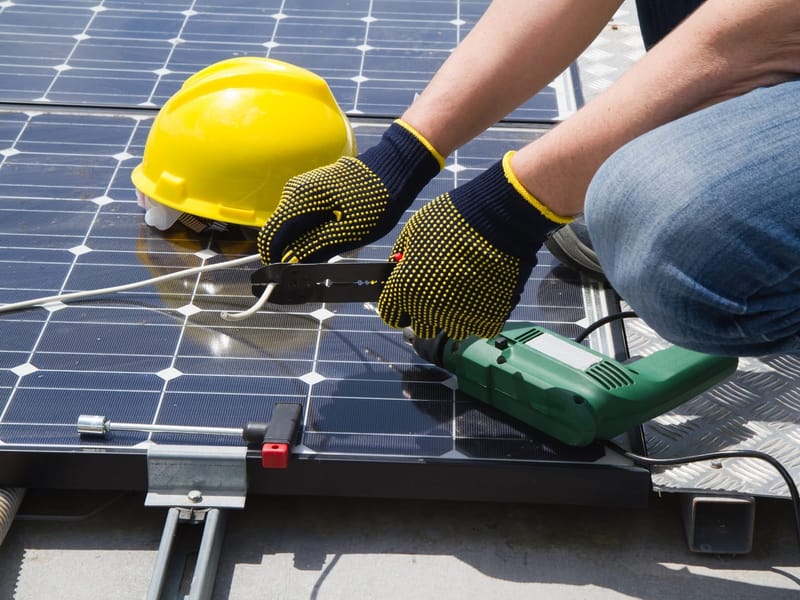 Common Mistakes to Avoid When Hiring a Professional Electrician for Solar Installation in Pakistan