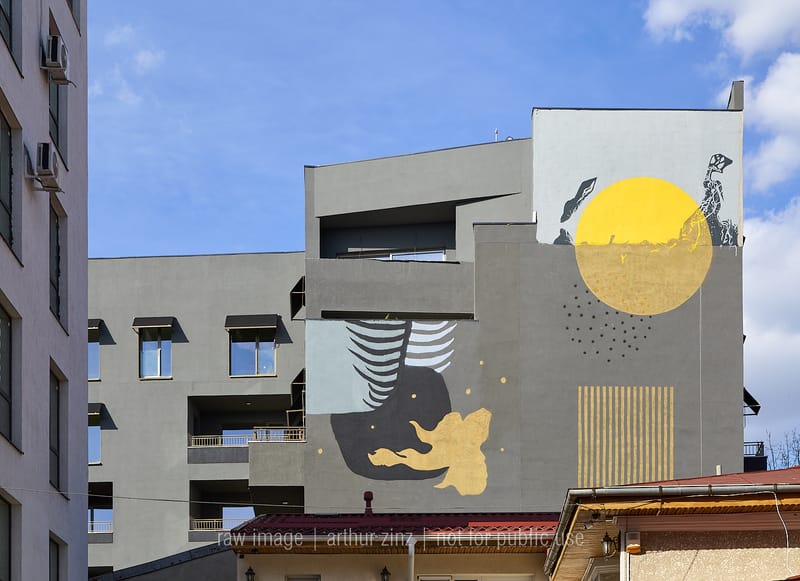 Imobil multipremiat național și internațional, cu spații comune unice potențate prin artă urbană.