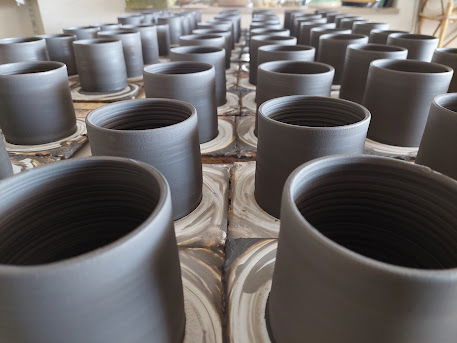 האם כלי קרמיקה בעבודת יד בטוחים לשימוש?