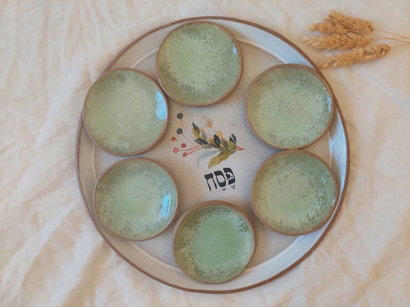 מניין הופיעה צלחת הסדר ואיך נחתה על שולחננו?