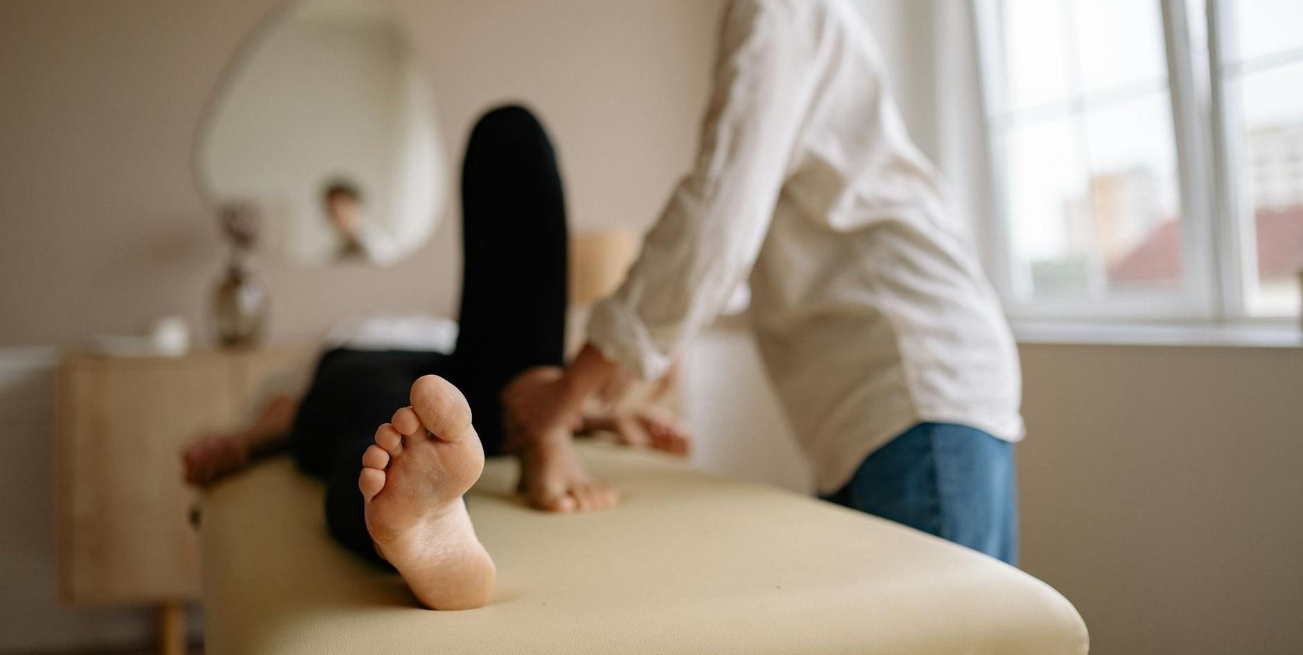 آلام القدم بعد الوقوف الطويل: الأسباب والعلاج بجلسات تدليك احترافية