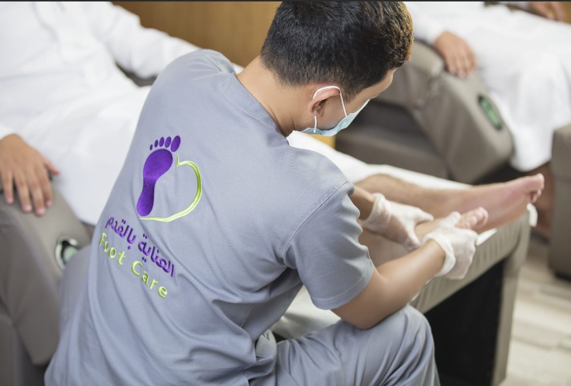 ليه رجلك بتوجعك بعد يوم طويل؟ أسباب خفية وحلول فعّالة في الرياض