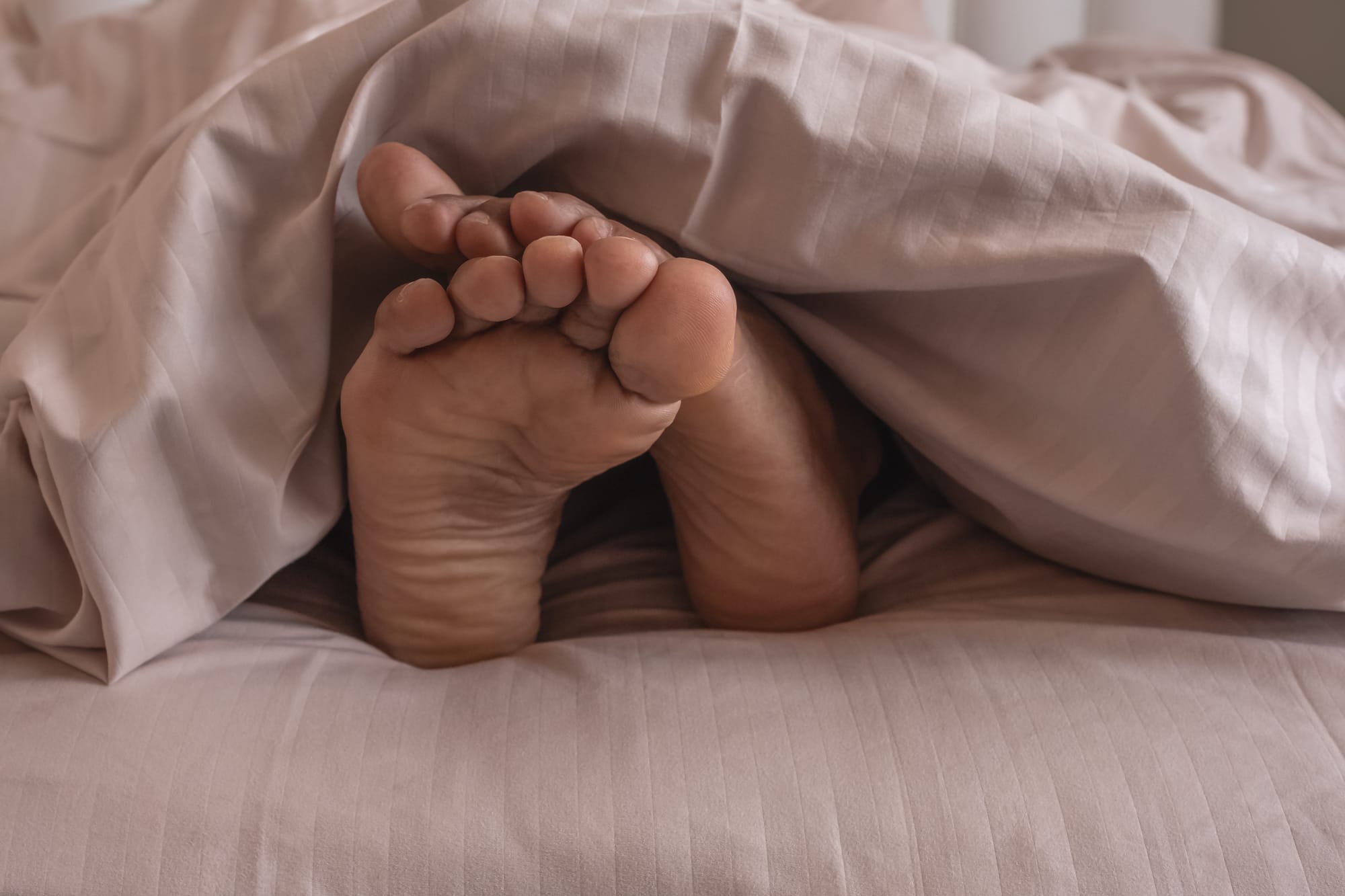 مساج القدم قبل النوم: سر النوم العميق والاسترخاء الحقيقي في مركز تدليك أقدامك بالرياض