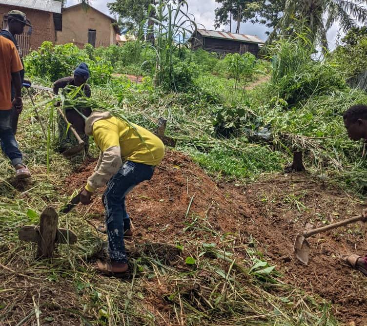 Irumu : En mémoire des victimes de massacre des ADF MTM, les jeunes entretiennent les cimetières à Bwanasura