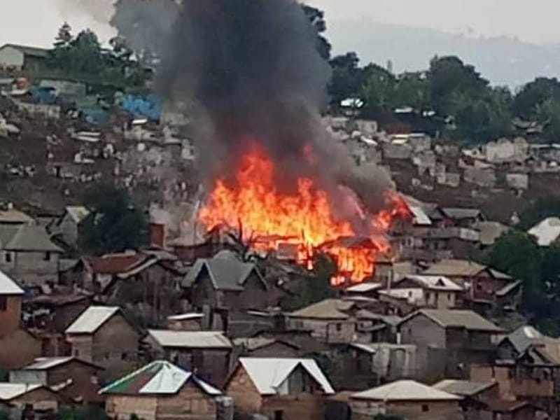 Nord-Kivu : Une maison et une moto triporteur brûlées par des inconnus à Beni