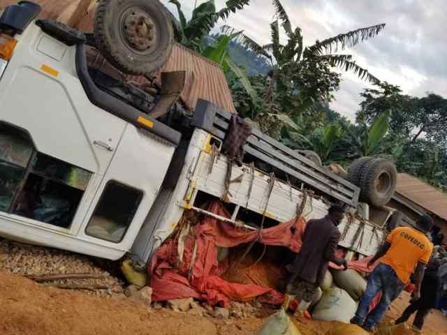 Nord-Kivu/Flash : Un camion Fuso se renverse sur le tronçon Butembo-Beni, voici le bilan