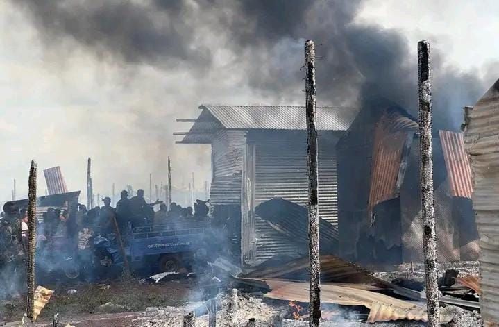 Haut-Uele : un incendie ravage un site minier, plusieurs maisons détruites à Giro