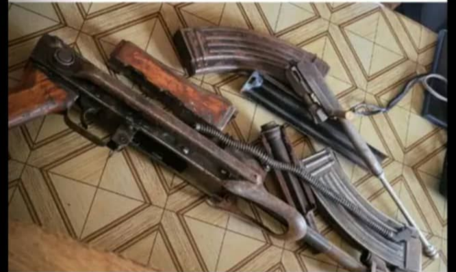 Nord-Kivu : Une arme à feu et 5 chargeurs découverts dans le sac d'un voyageur à Beni