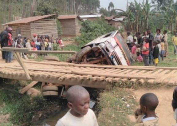 Butembo : Un camion démarque Benne se renverse dans un pont ce mercredi