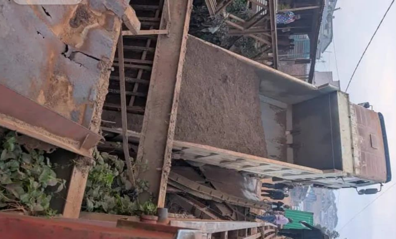 Nord-Kivu/Butembo : Un camion Benne coincé dans un pont après son effondrement