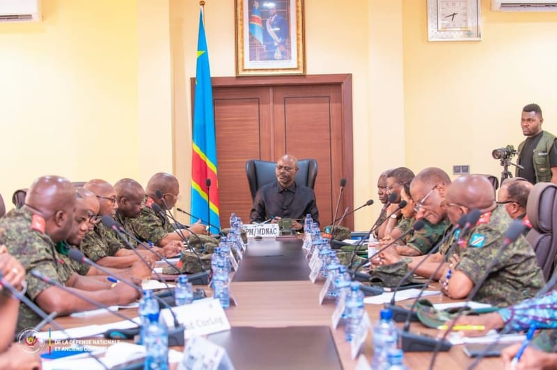 Crash aérien de Kenge : Le VPM de la Défense réunit en urgence le haut commandement des FARDC