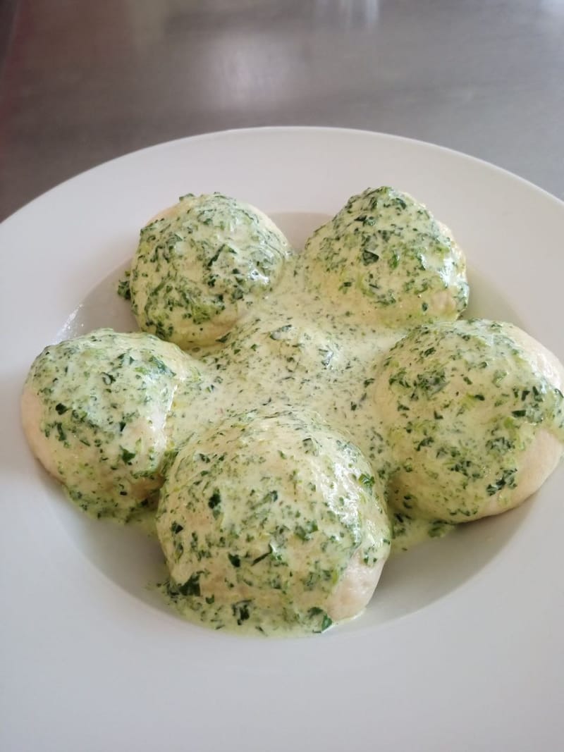 Галушки з куркою під шпинат ним соусом
