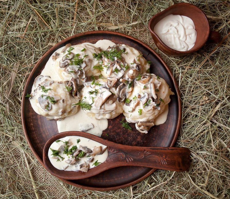 Галушки з м'ясом під фірмовим соусом