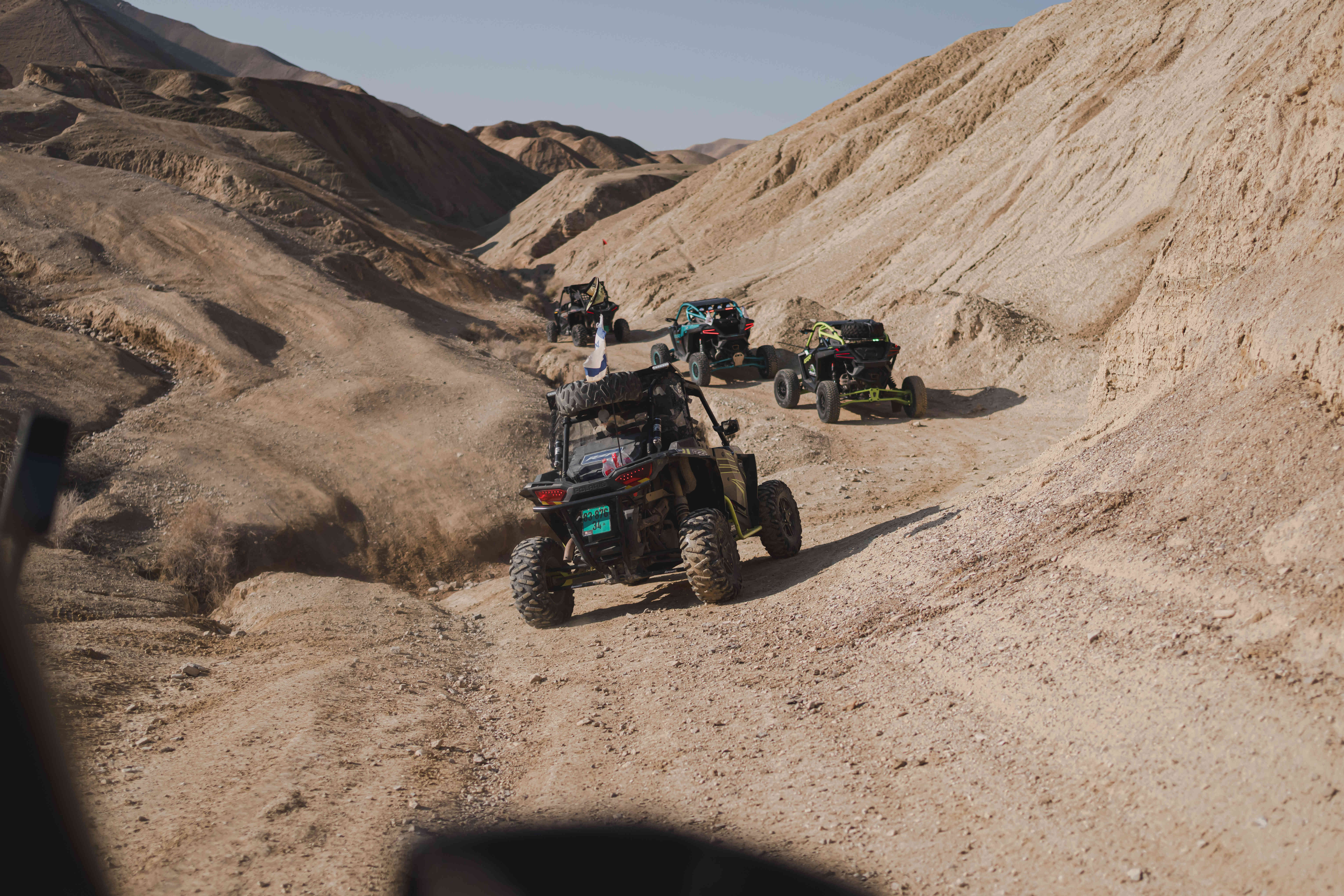 רכבי RZR במעבר טכני בבוץ במסע לזכר תומר גרינברג מדבר יהודה