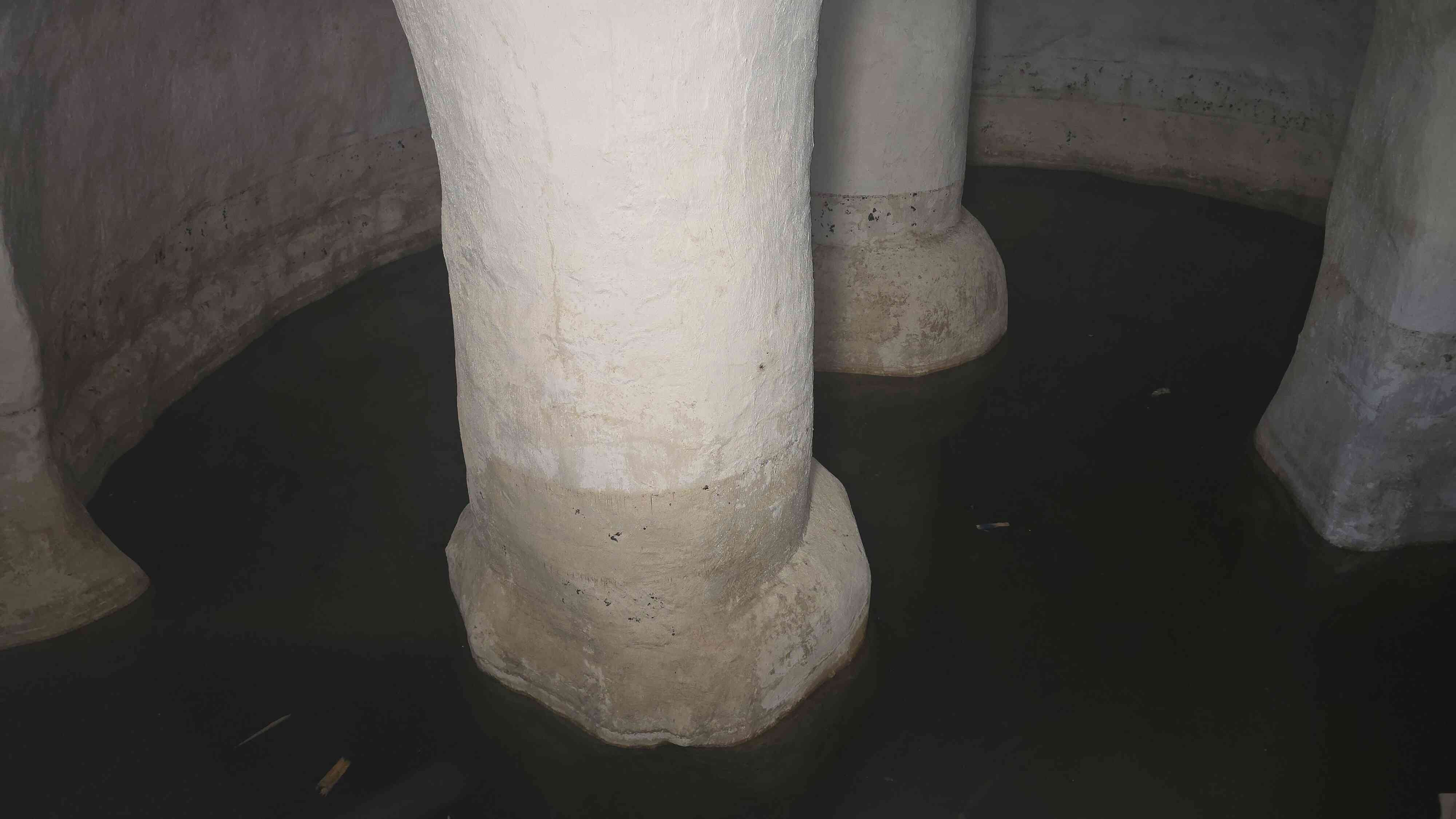 בור עוזיהו העתיק מלא במים במסע אבירי השטח