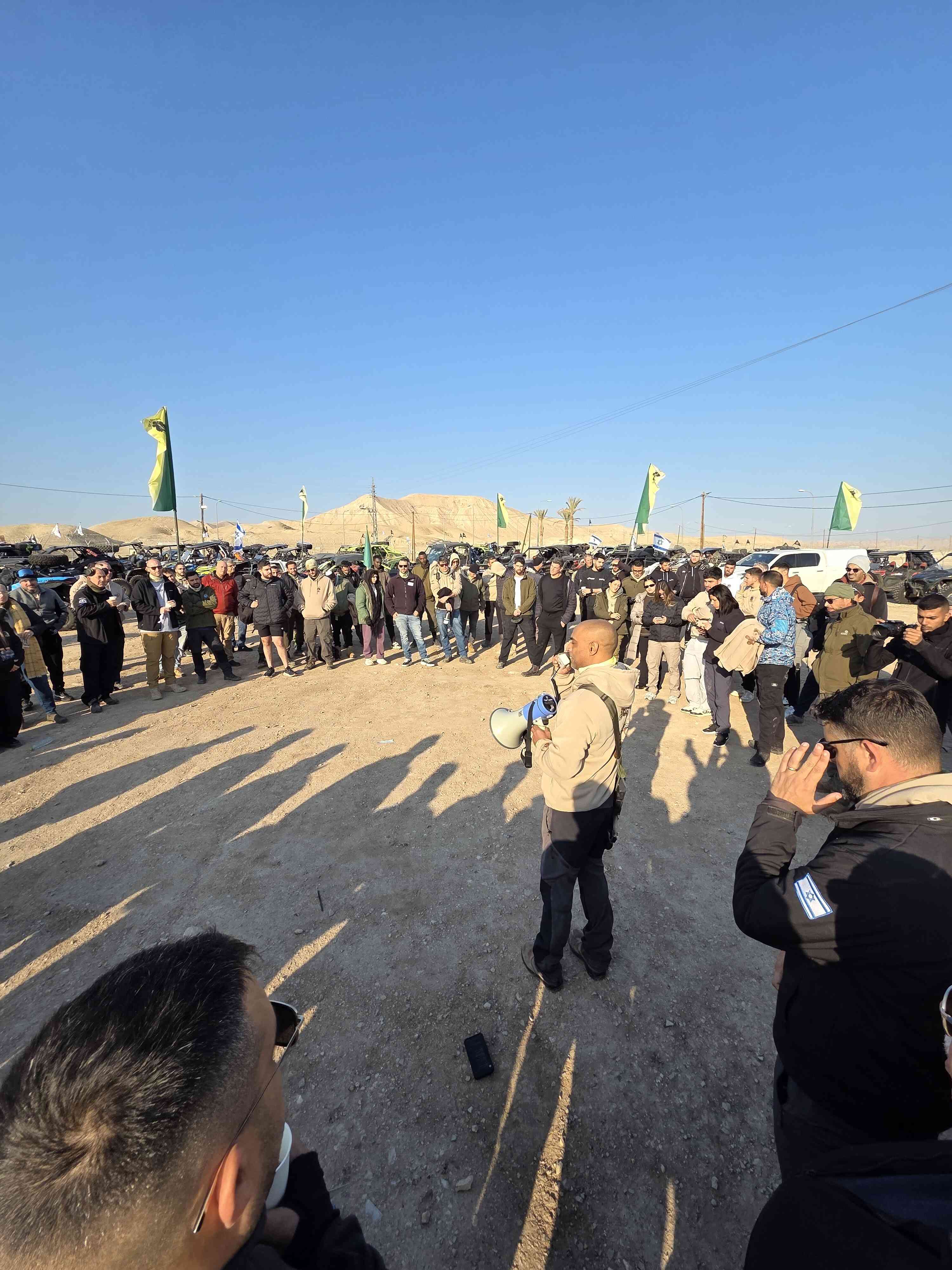 רכבי RZR עם דגלים ומיתוג אבירי השטח במסע לזכר תומר גרינברג