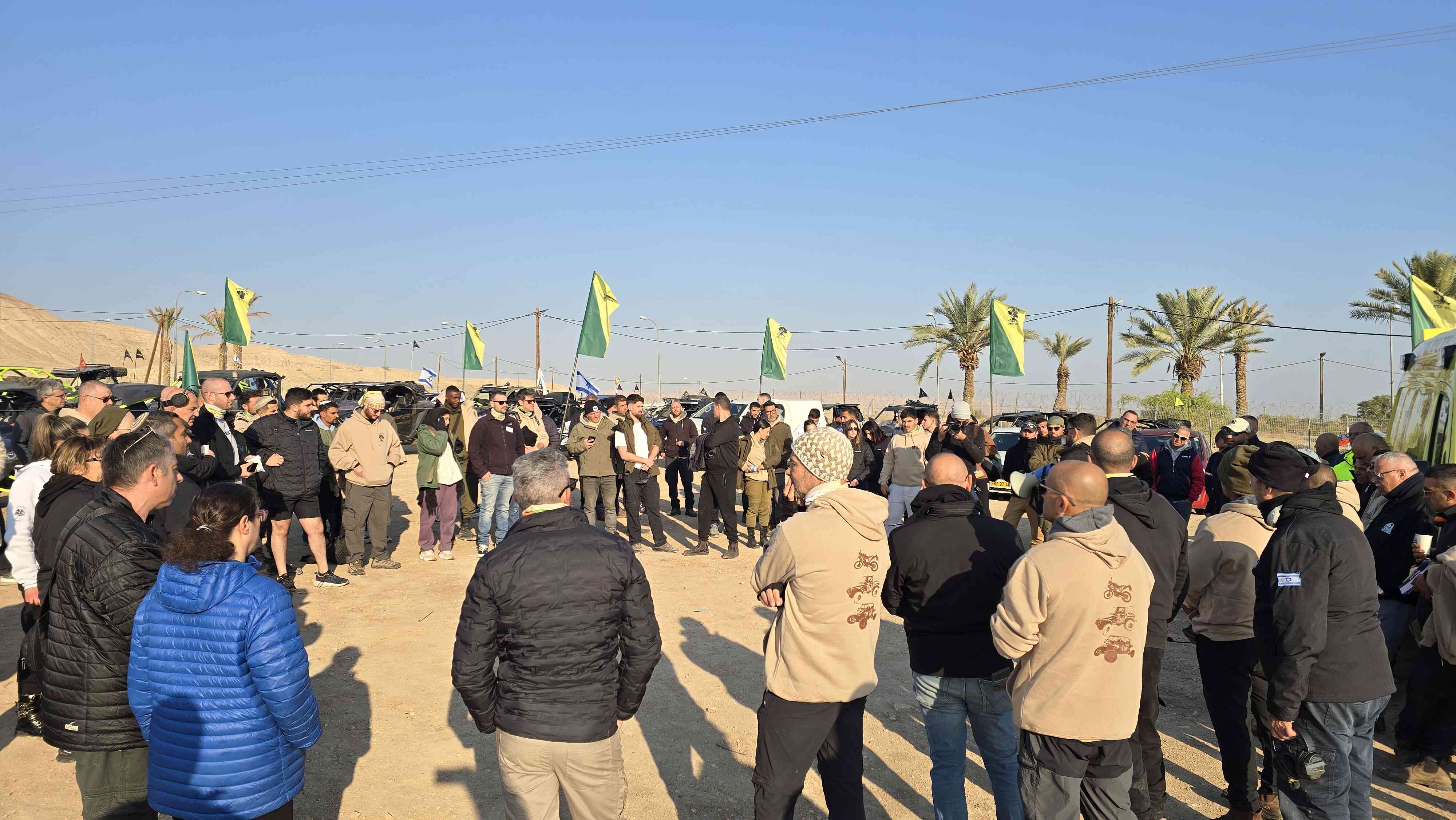 תמונת סיום קבוצתית של 300 משתתפים במסע אבירי השטח לזכר תומר גרינברג