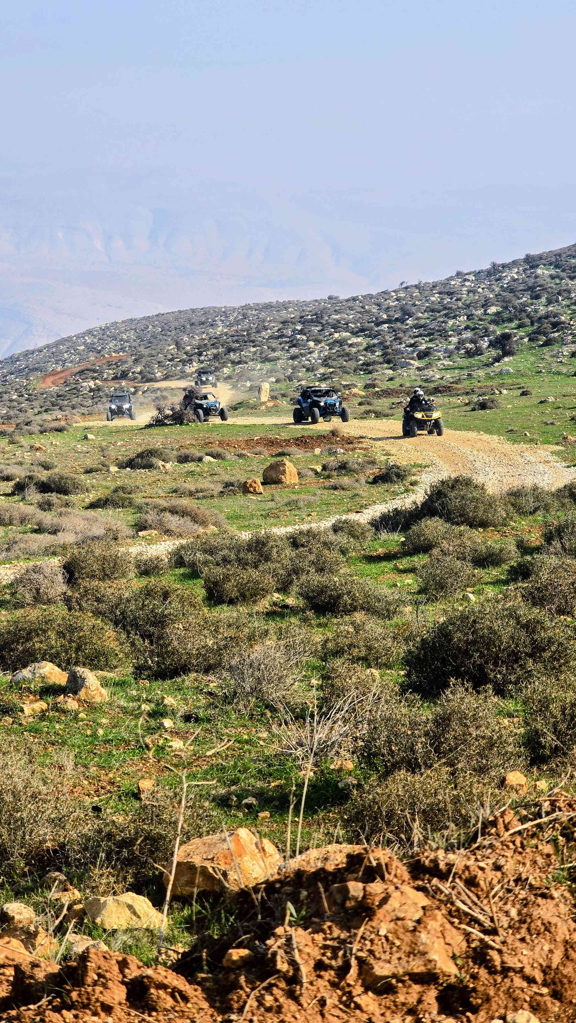 שיירת רכבי שטח RZR וטרקטורונים נוסעת על ציר טוסקנה הירוק בבקעת הירדן בחורף.