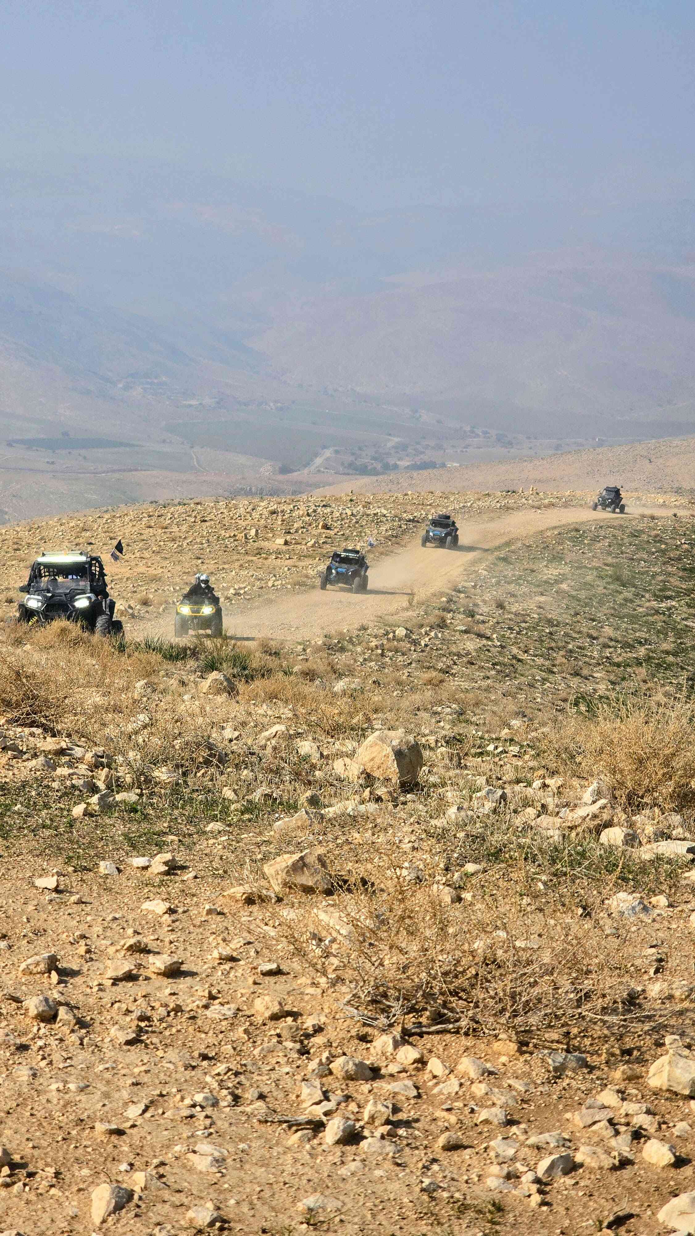 רכב RZR מטפס במעלה סלעי ובוצי באחד מהמעלות הטכניים בבקעת הירדן.