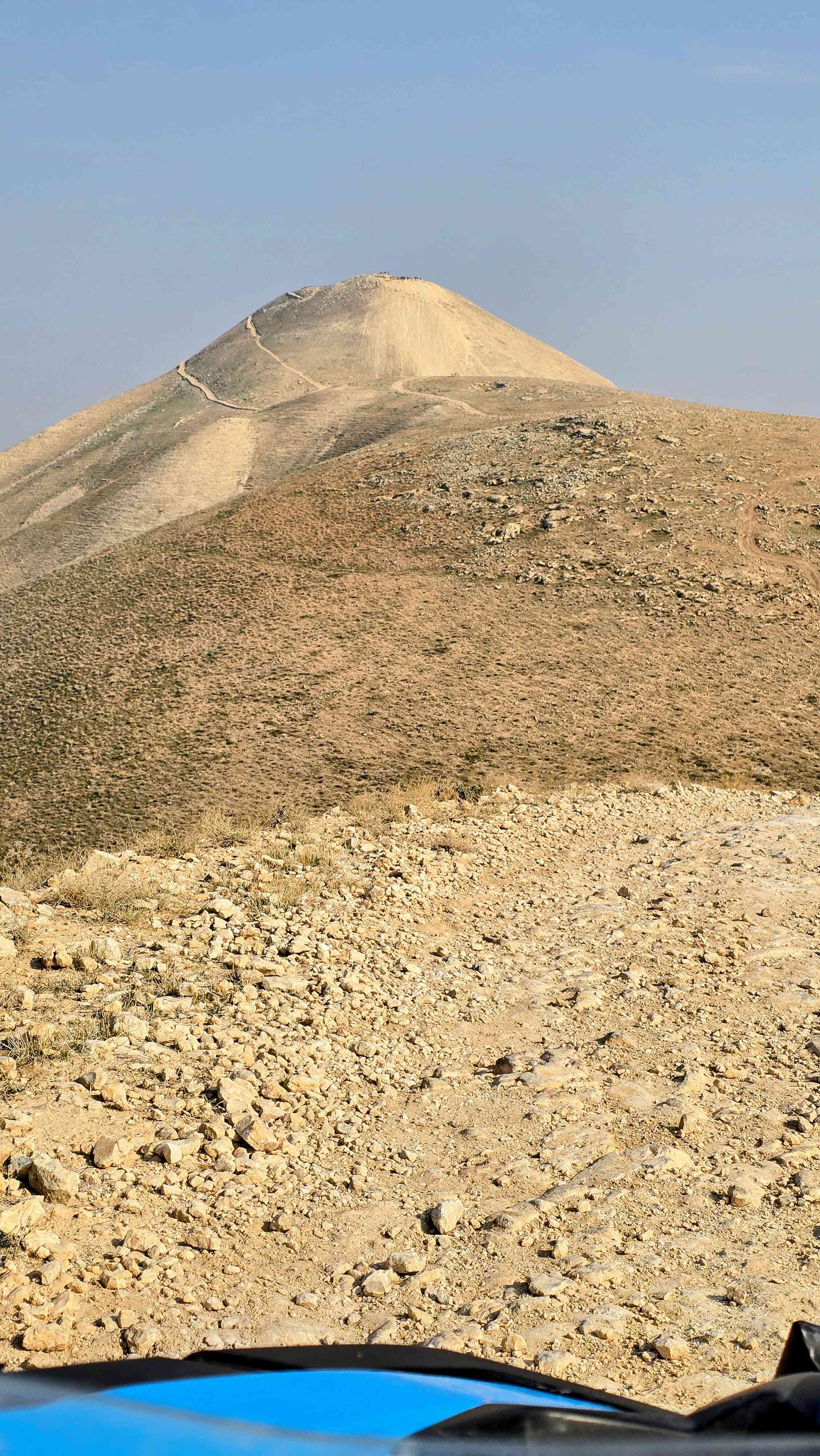 תצפית על הר הסרטבה המרשים בבקעת הירדן בשעת שקיעה.