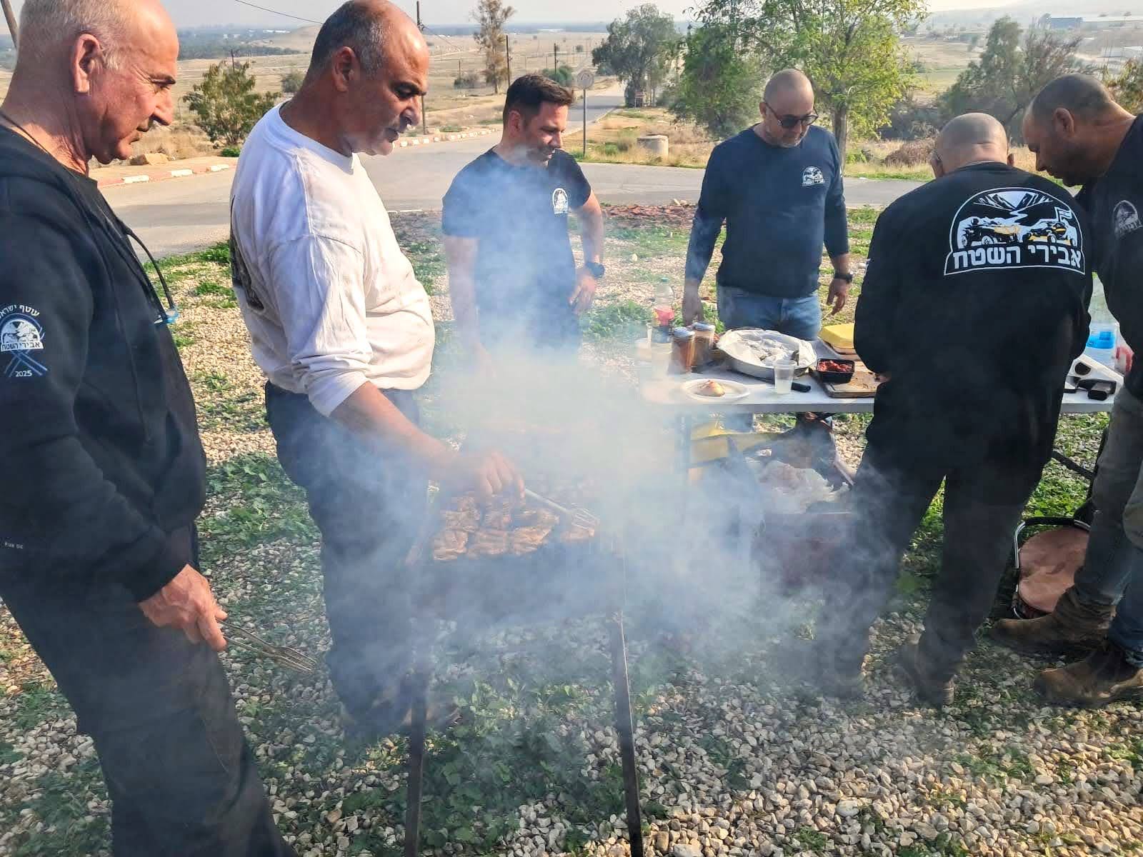 חברי קבוצת אבירי השטח בארוחת מנגל מפנקת בסיום הטיול.