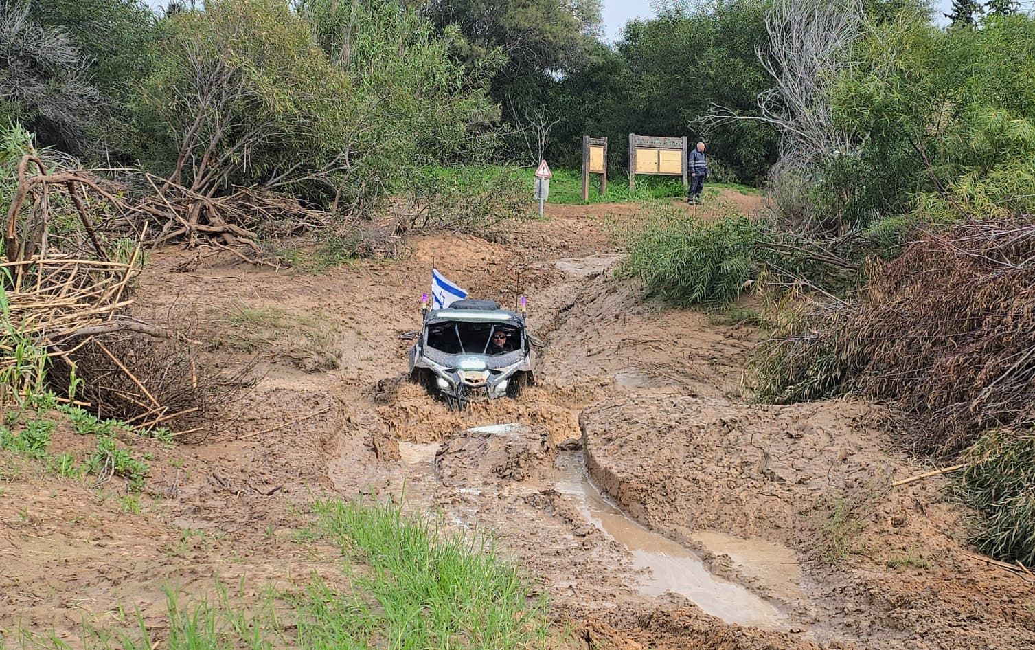 רכבי שטח של אבירי השטח בנהיגת בוץ מאתגרת בעוטף עזה
