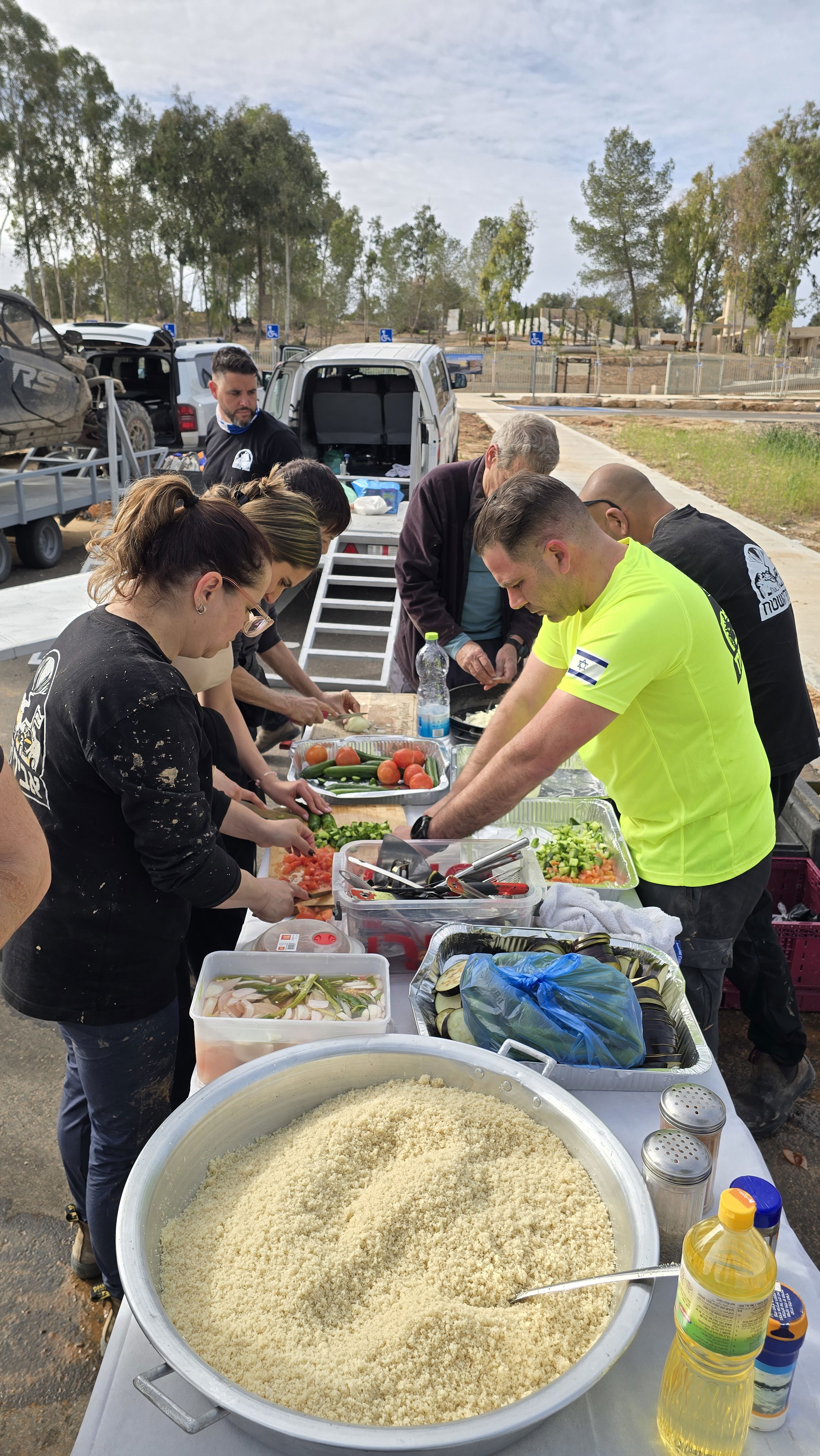 חברי אבירי השטח נהנים מארוחת שווארמה וקוסקוס ביער גברעם