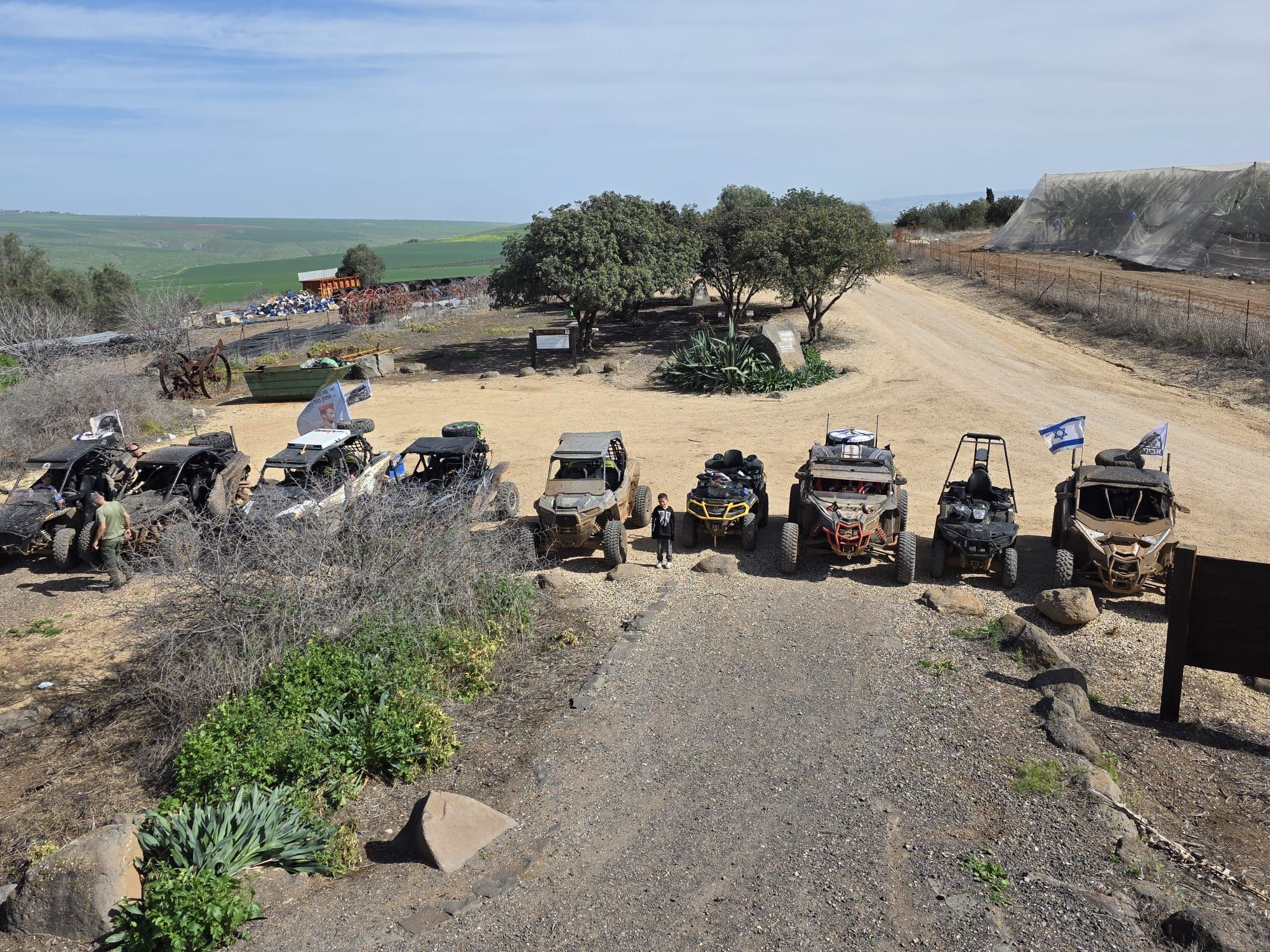 רכב שטח Maverick X3 חוצה מעבר מים עמוק בנחל תבור במהלך טיול בוץ חורפי של קבוצת אבירי השטח.