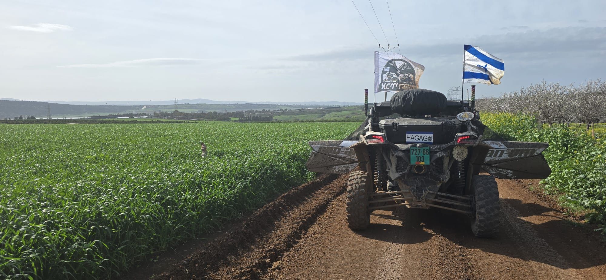 נהיגת שטח עם Maverick X3 בין השדות הירוקים והפסים המהירים של רמות סירין