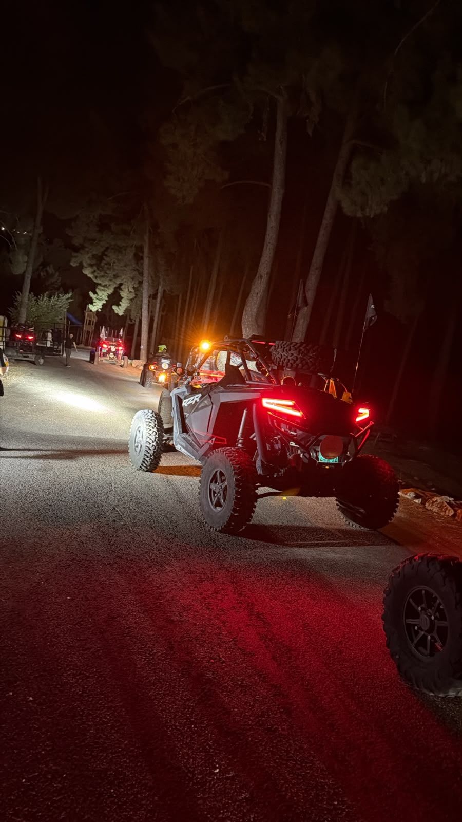 קבוצת אבירי השטח מתכוננת לטיול סליחות לילי עם טרקטורונים ורכבי SBS