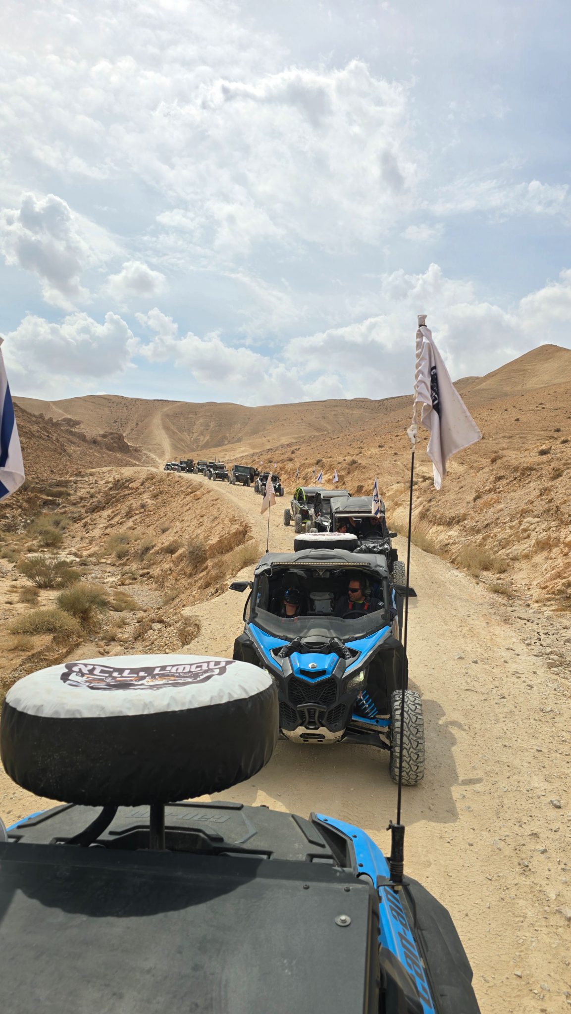 קבוצת אבירי השטח בתחילת מסע 3 ימים לטרקטורונים ו-SBS במדבר יהודה