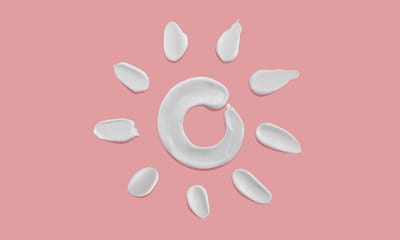 Protezione solare: la prima arma anti-invecchiamento