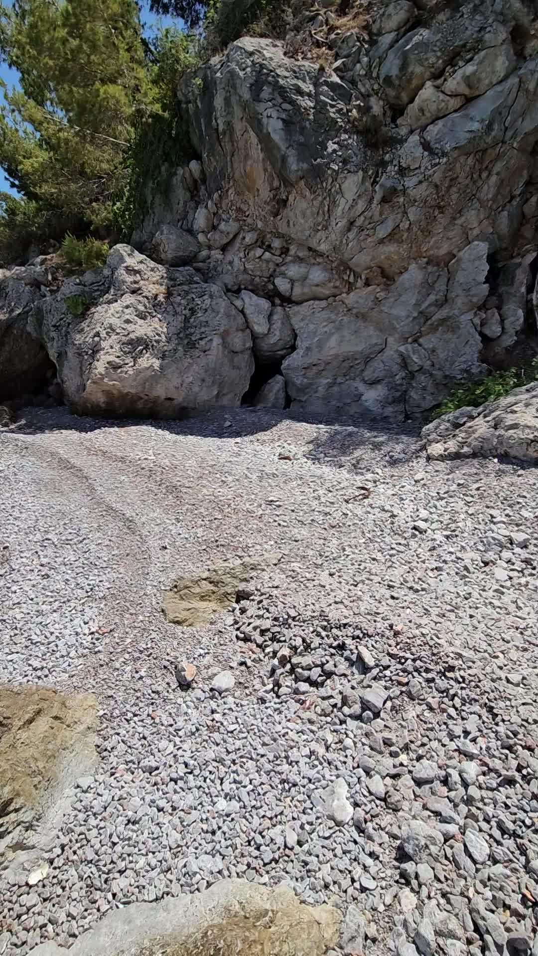 אם יוצאים מגיעים לחופי שקט אין סופי במרכז המדיטציות ניסידה בפלופונז יוון