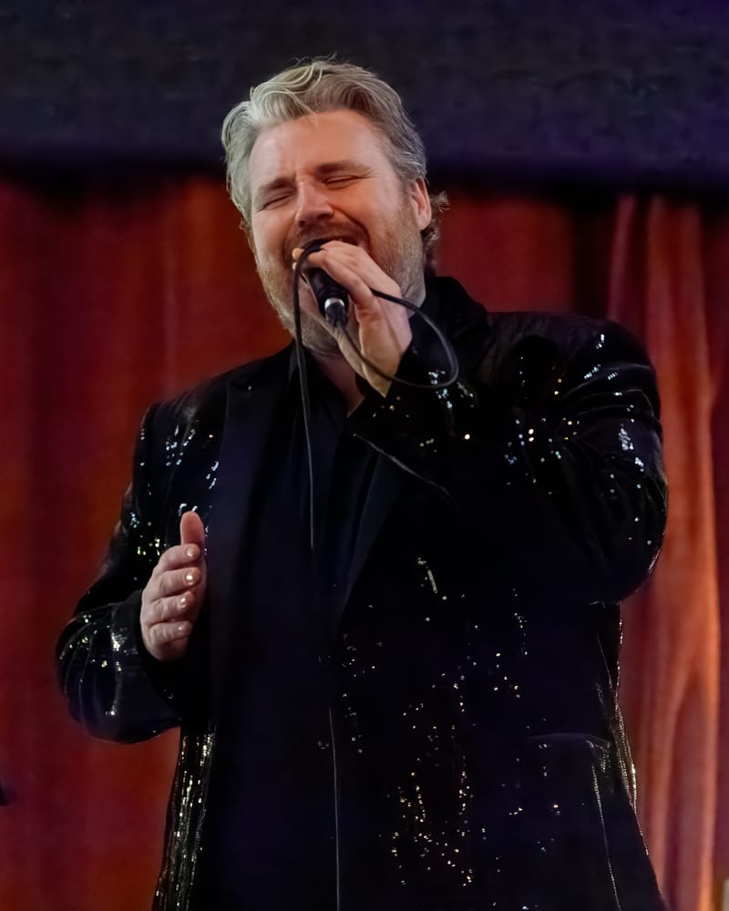 Damo Sings...