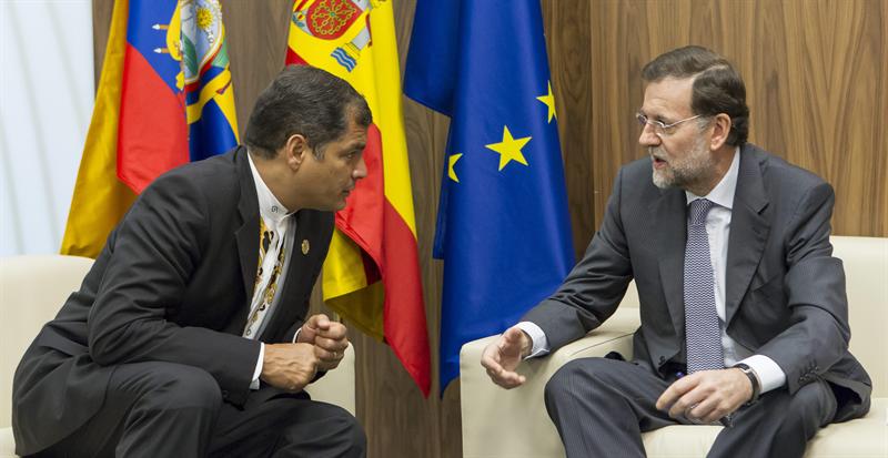 Correa hablando con Rajoy sobre la delicada situación de los migrantes ecuatorianos.