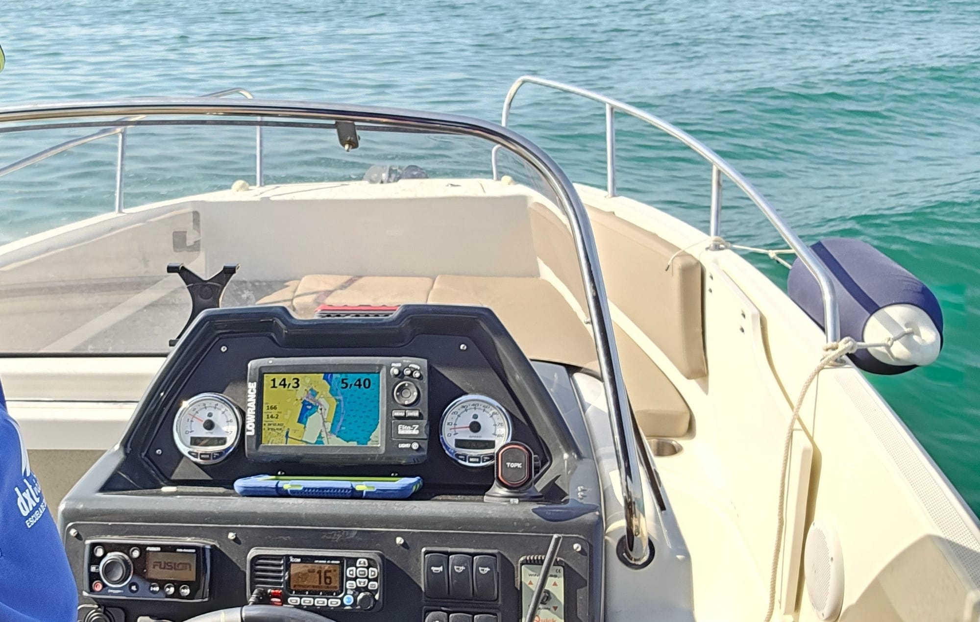 Lancha rápida con motor de 250 cv