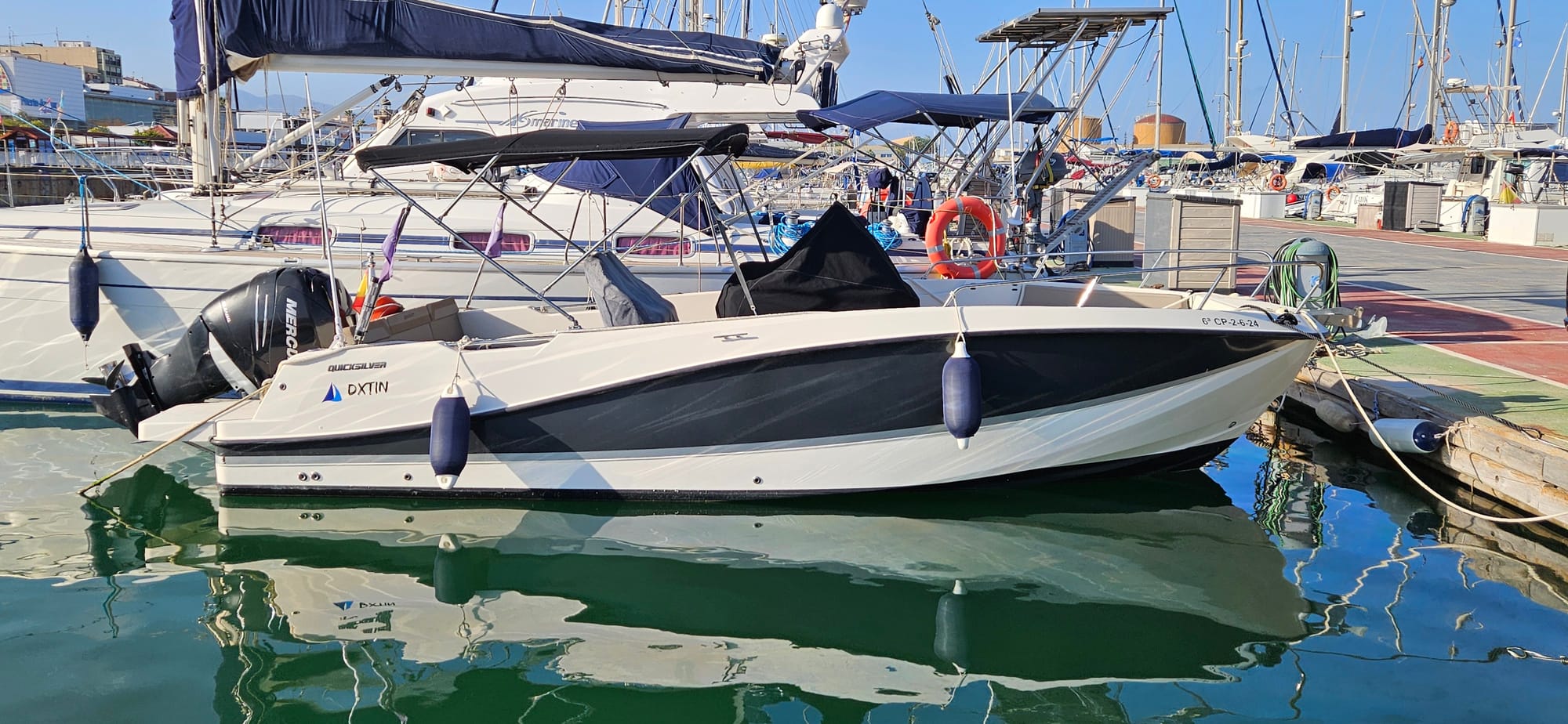 Lancha rápida con motor de 250 cv