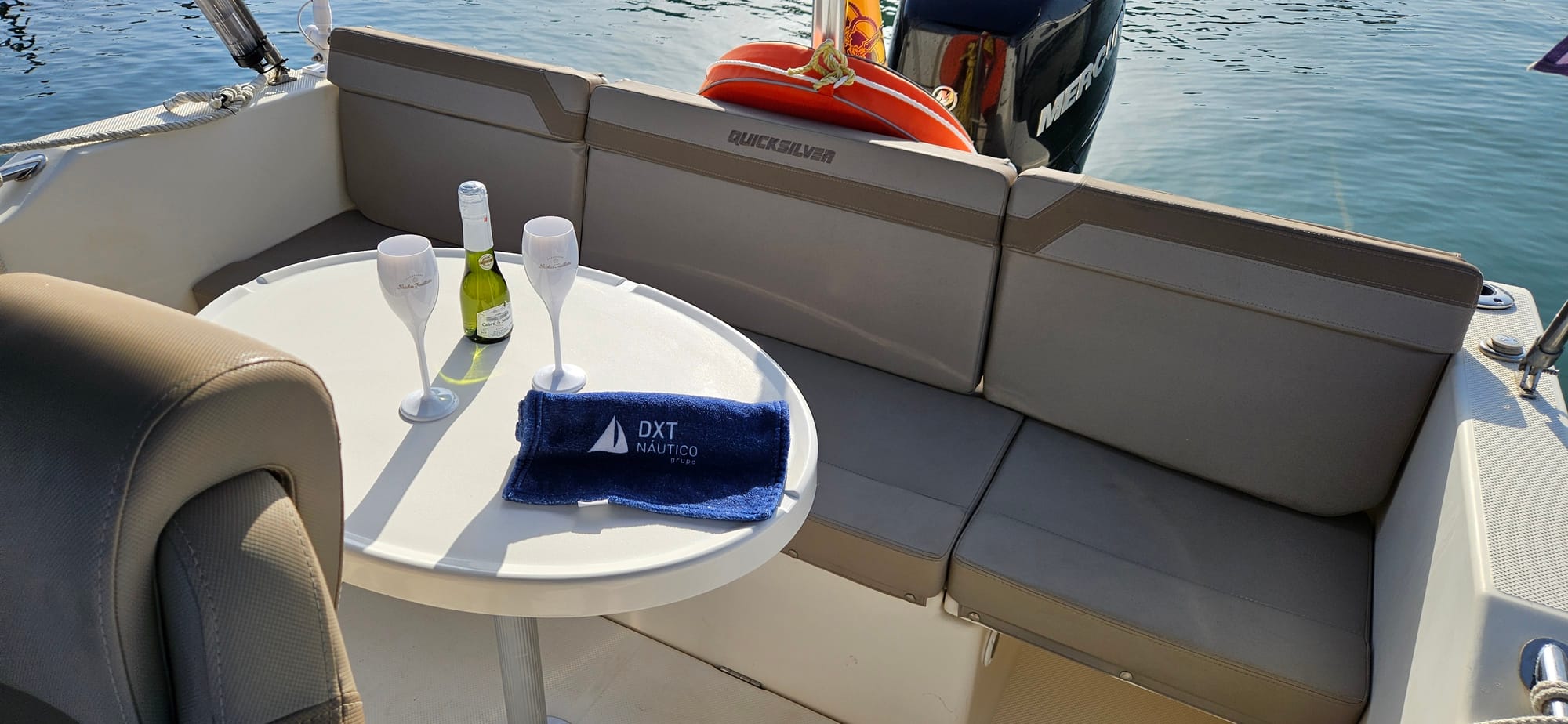 Lancha rápida con motor de 250 cv