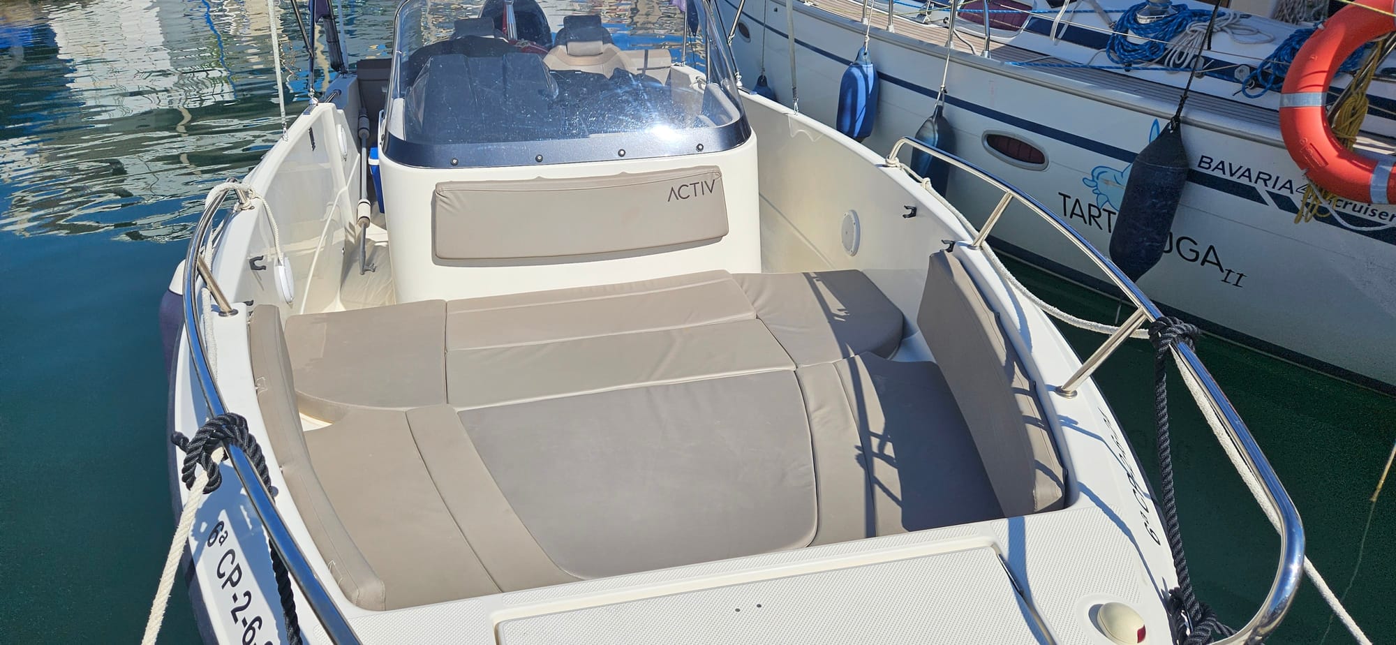 Lancha rápida con motor de 250 cv