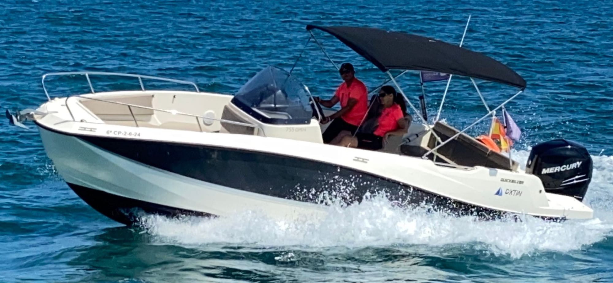 Lancha rápida con motor de 250 cv