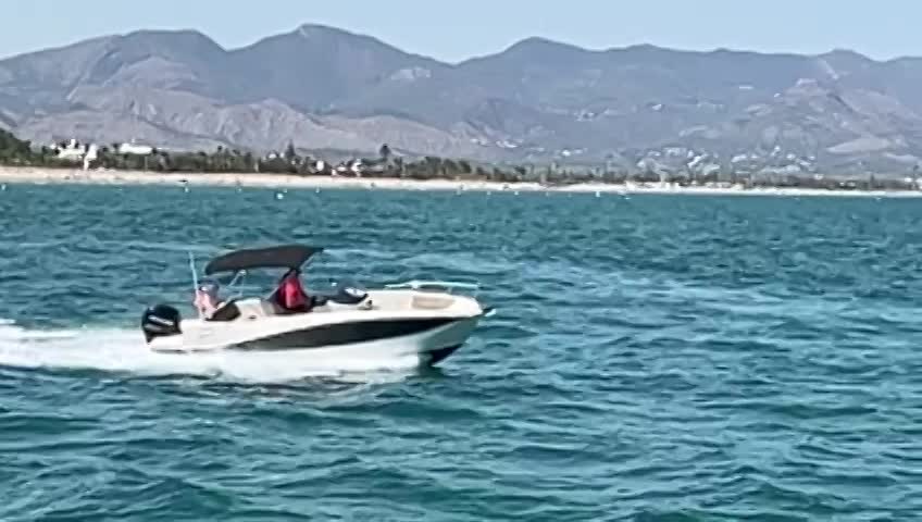 Lancha rápida con motor de 250 cv