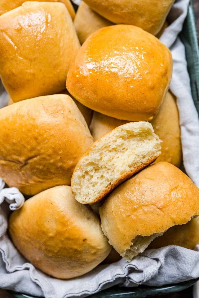 GLAZED DINNER ROLL