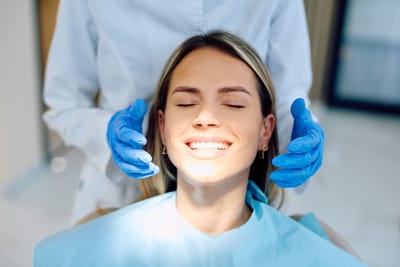 عدسات الأسنان التجميلية: دليلكم الشامل لابتسامة هوليود المثالية