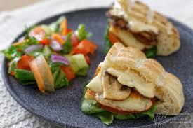 HALLOUMI V CHLEBU